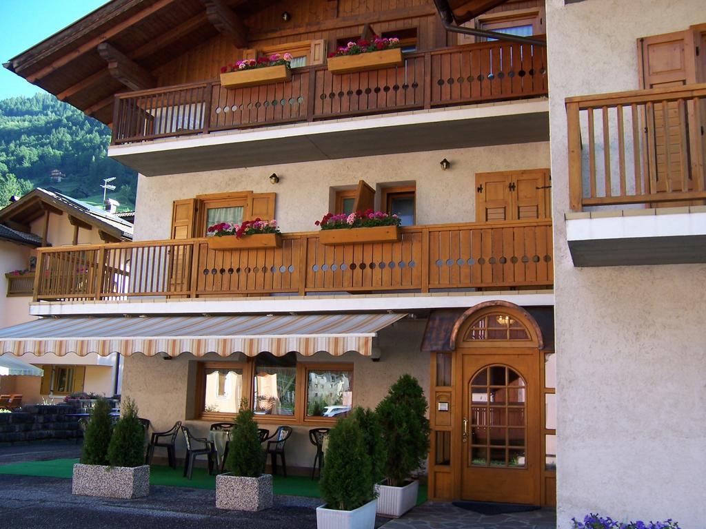 Alpen Hotel Rabbi Exterior photo